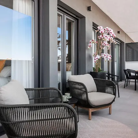 Skyline Penthouse * Εστεπόνα