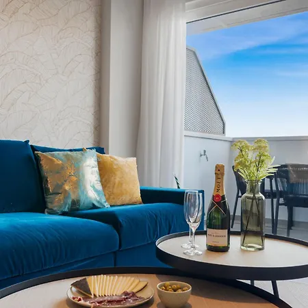 Skyline Penthouse * Εστεπόνα